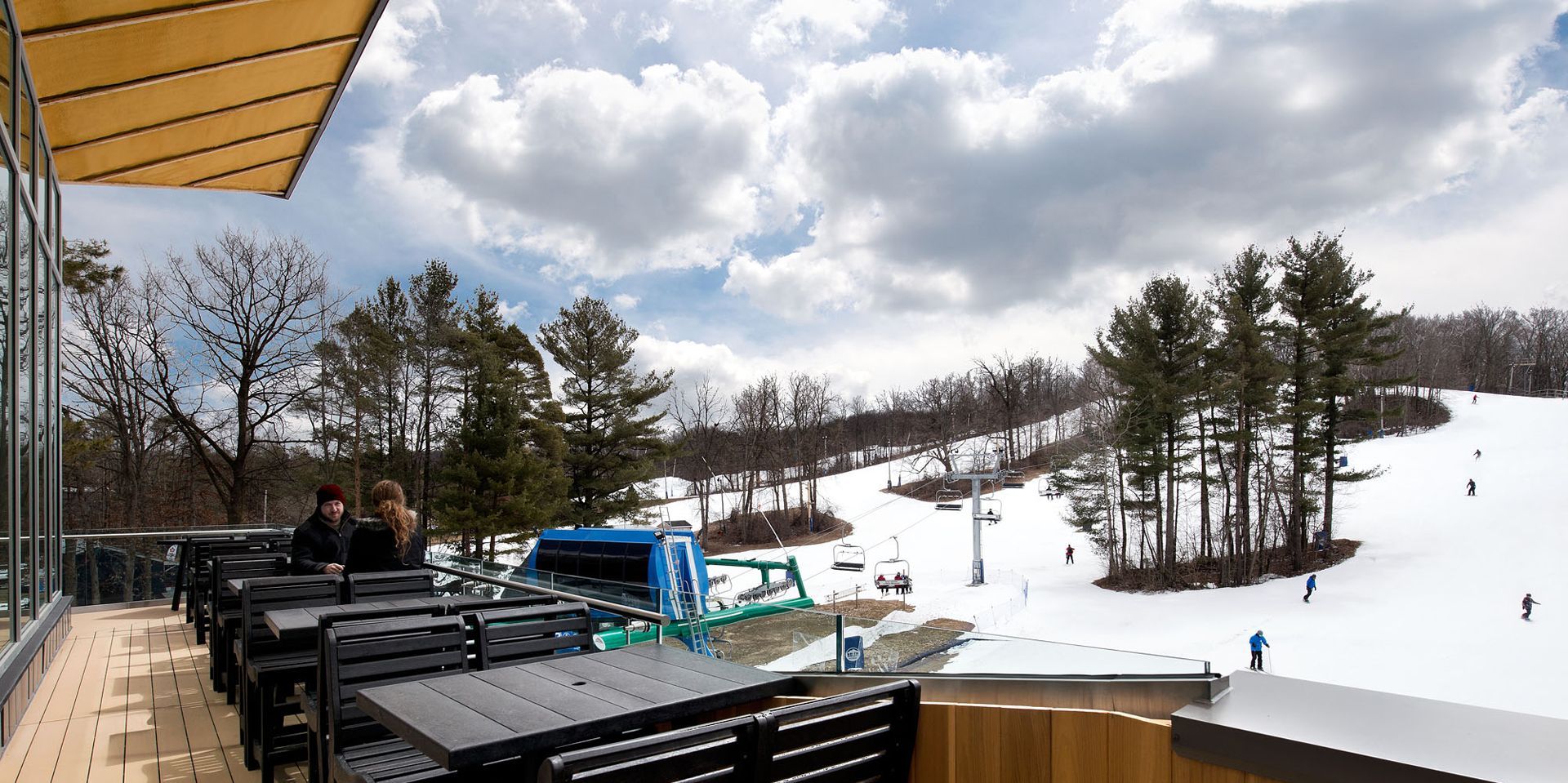 3boler_balcony2-people