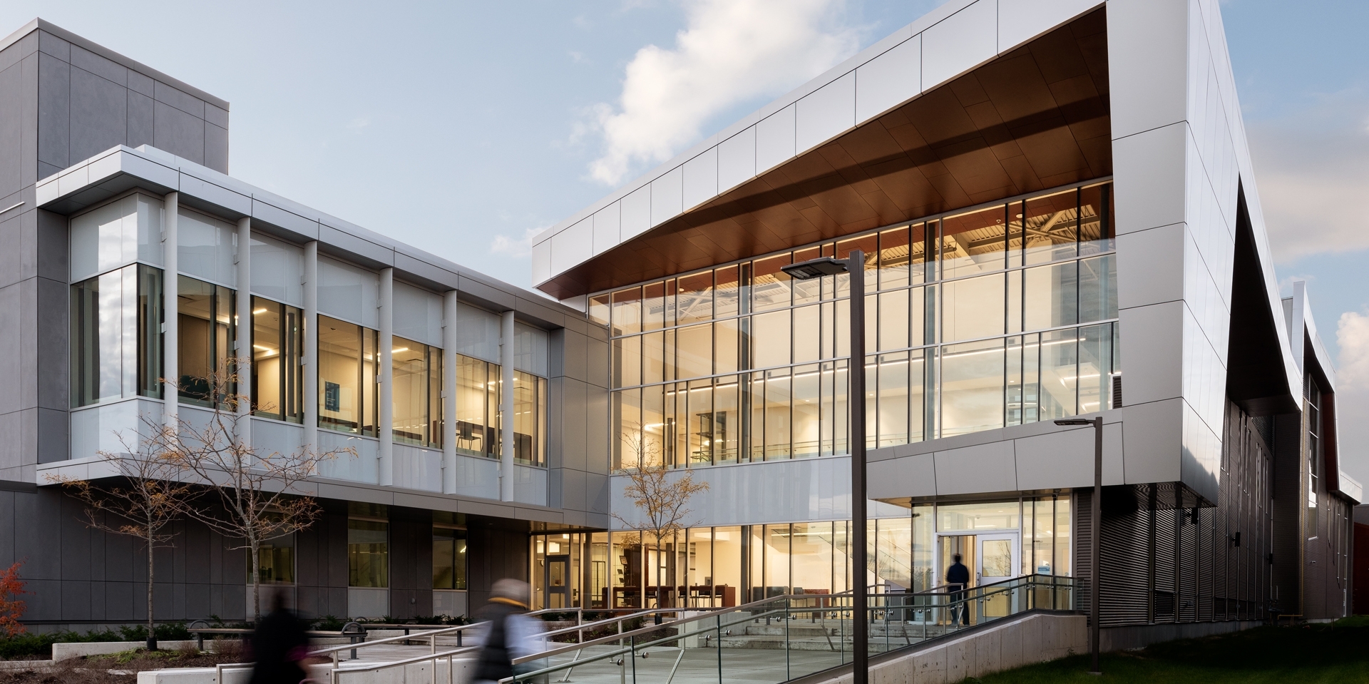 hrc-09hrc-side-lounge-day-cropped